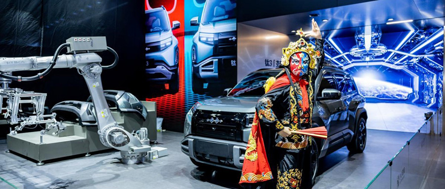 方程豹钛3“变脸计划”来了，成都车展现场两分钟换脸