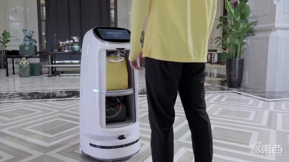 小度酒店配送机器人首亮相！能多模态主动交互，售价35999元