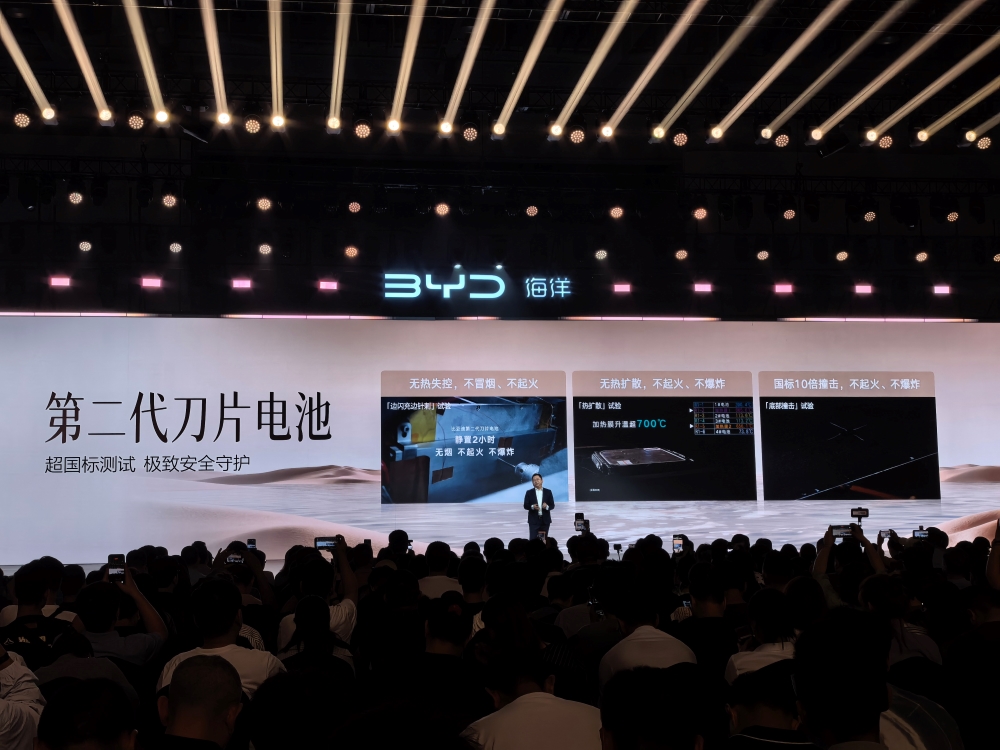 比亚迪海洋旗舰家轿19.69万起开卖！云辇-A、后轮转向、天神之眼B全上车