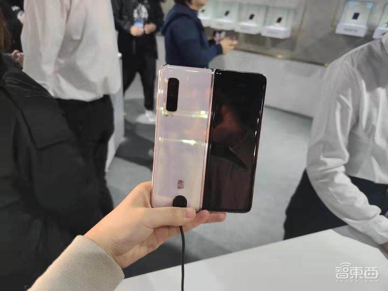 三星推了12款的“万元”翻盖机!今天变成折叠屏5G手机