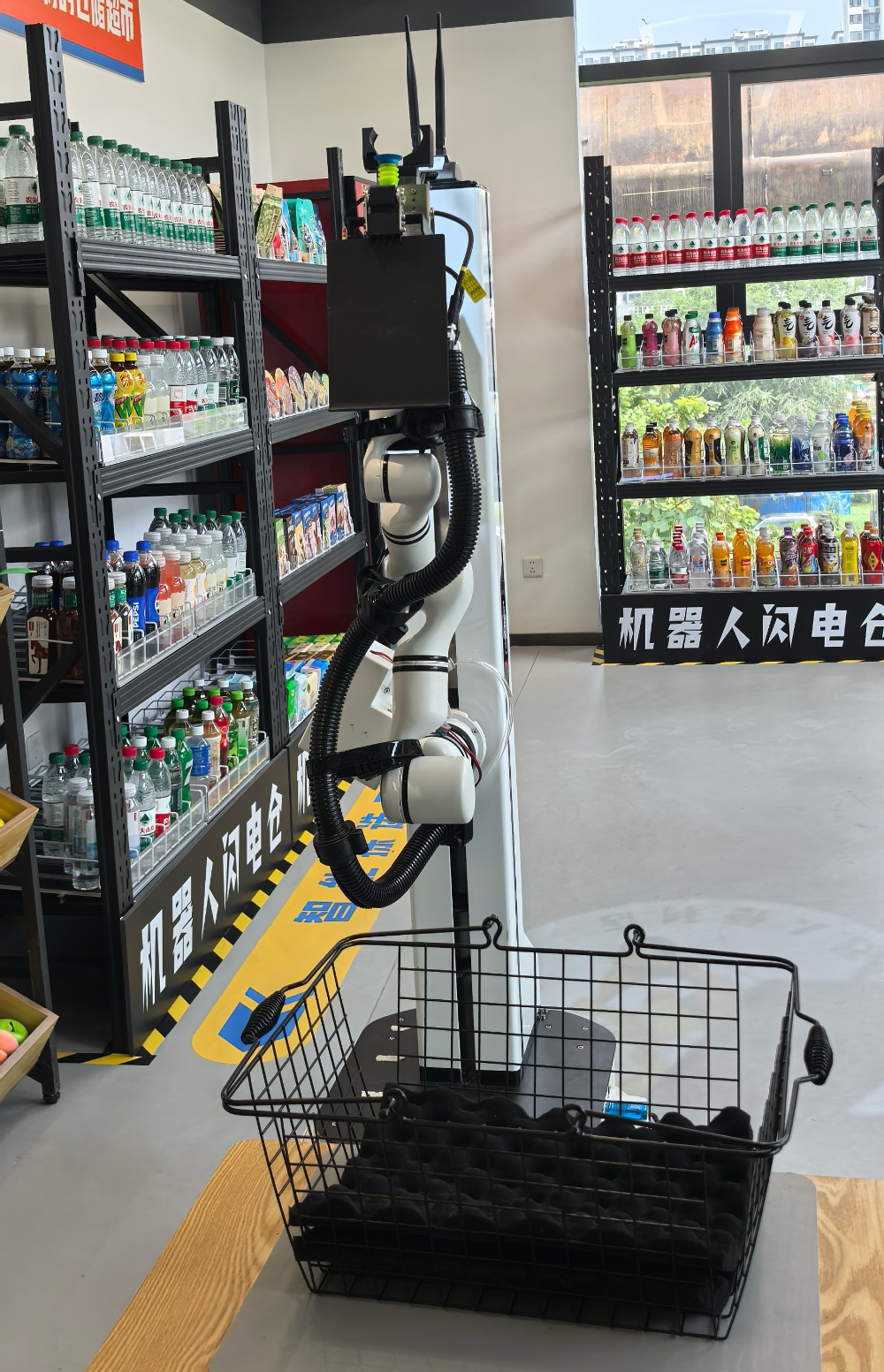 实探人形机器人数据训练中心!10大场景实战,108台机器人同时工作,但还离不开人机协作