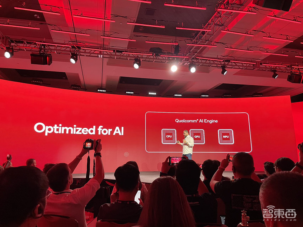 高通甩出最强芯片三件套！手机跑100亿参数大模型，PC芯片逆袭苹果英特尔