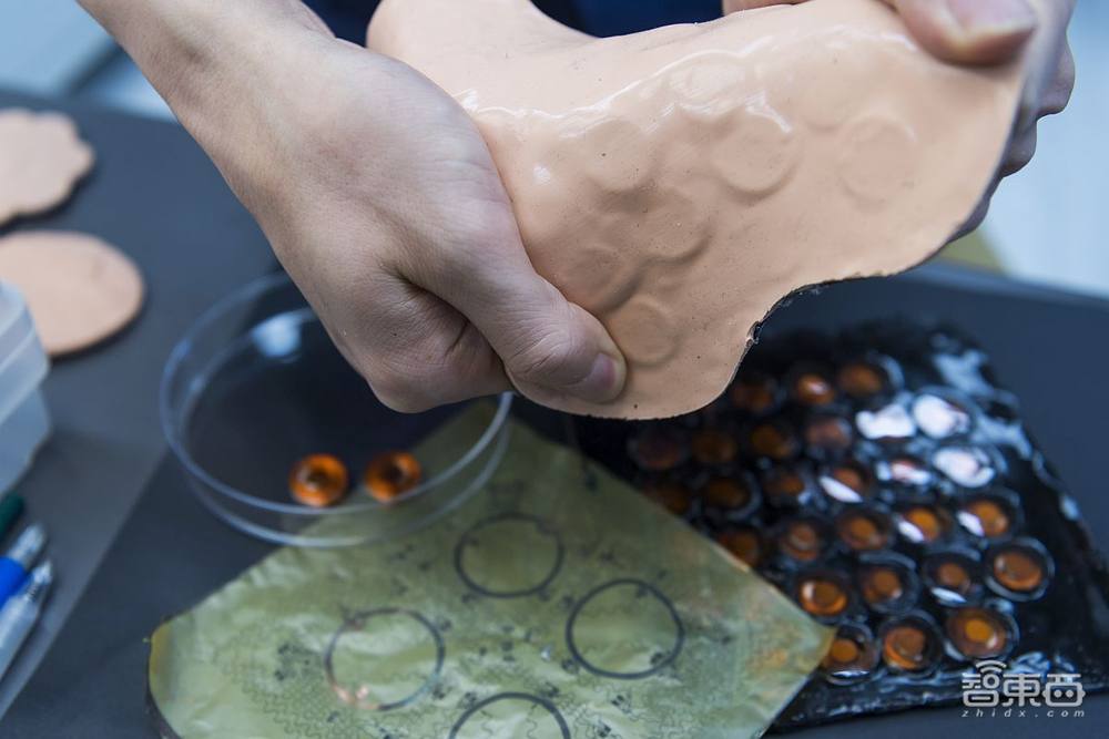 带队发明“皮肤VR”，能隔空抚触远程号脉，对话香港城大博导于欣格