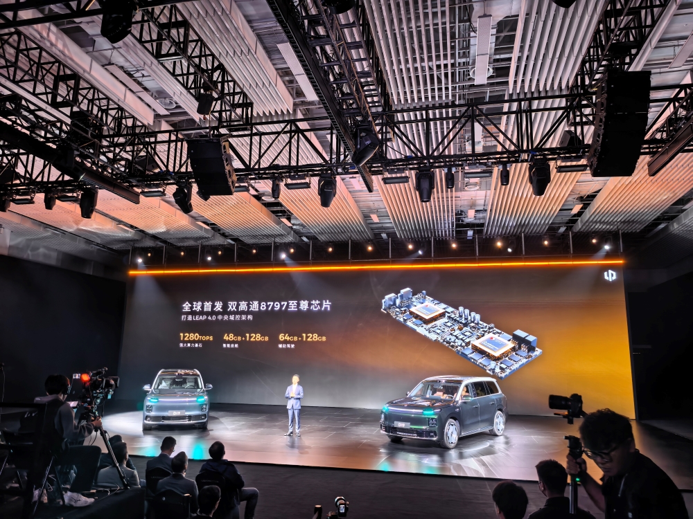 零跑杀疯了!9系旗舰SUV干到20万出头,发布会现场欢呼声炸了