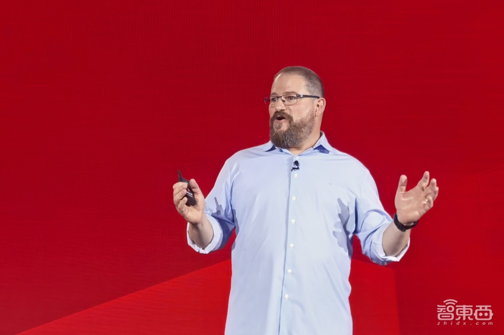 高通甩两大芯片王炸!AI大模型联手腾讯智谱,小米15抢首发,荣耀剧透新机