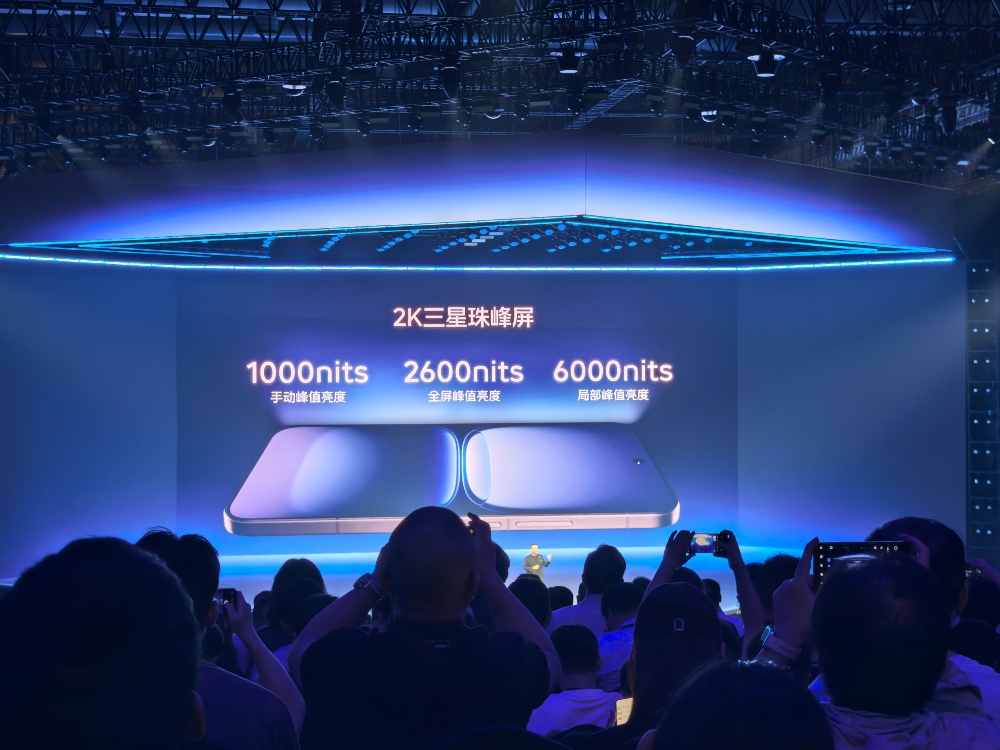 iQOO 15死磕电竞和显示，自研芯要做“手机显卡”，4199元起