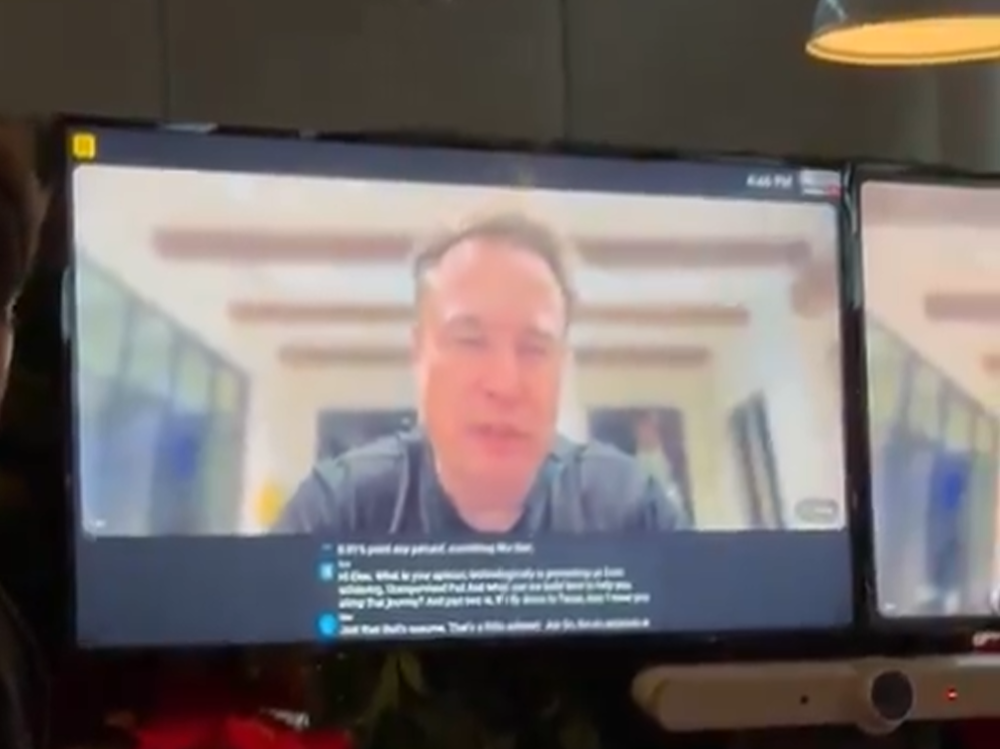 马斯克贴脸回怼Waymo!官宣无人出租取消安全员,剧透FSD和芯片新进展