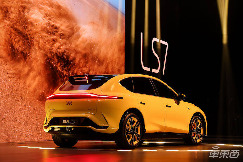 智己LS7预售价格35万起,配备半幅式方向盘和零重力座椅