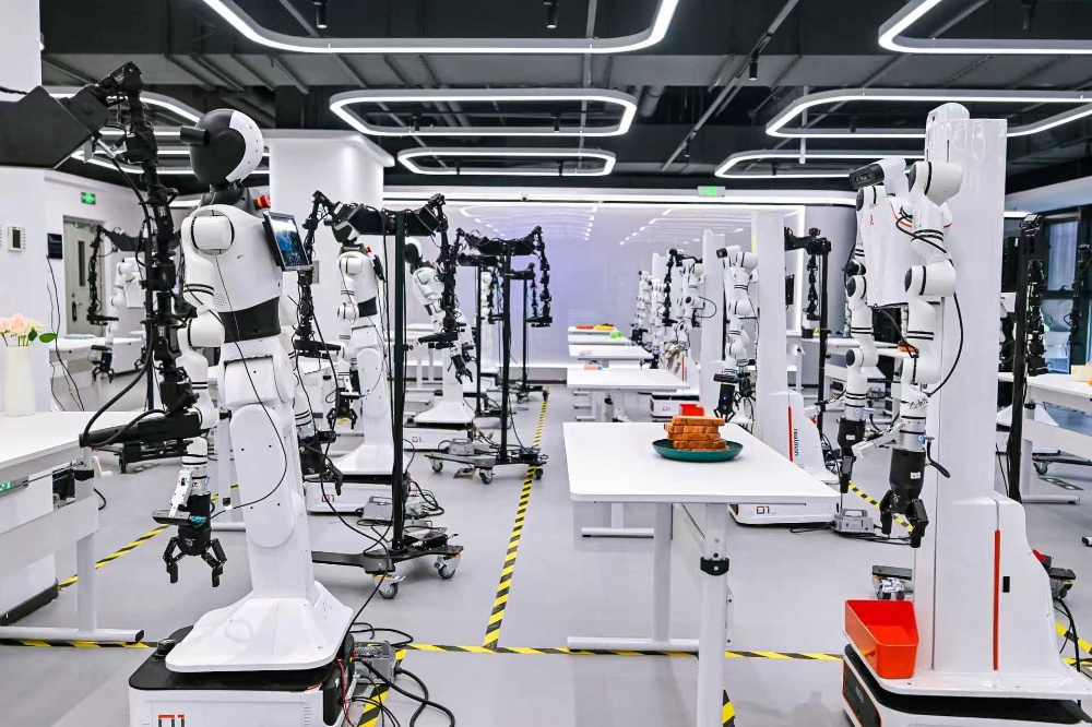 实探人形机器人数据训练中心!10大场景实战,108台机器人同时工作,但还离不开人机协作