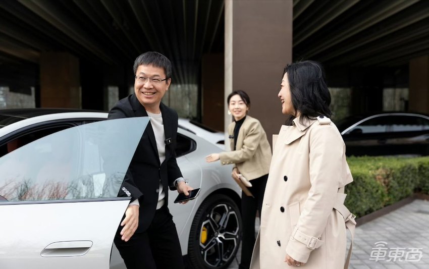 小米汽车门店火爆到限流！看车队伍排到晚上10点，消费者：加完班也要来看看