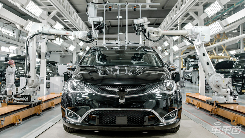 搞Robotaxi，车得够多