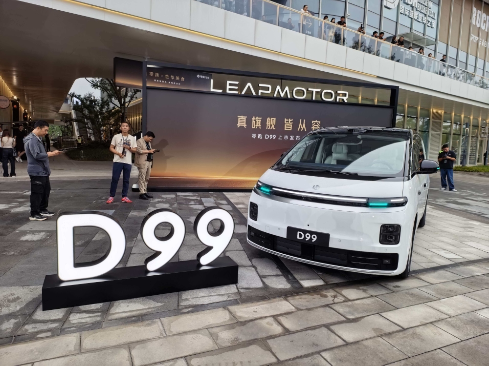 25万入手旗舰MPV！零跑又掀桌子了，朱江明喊话对标埃尔法