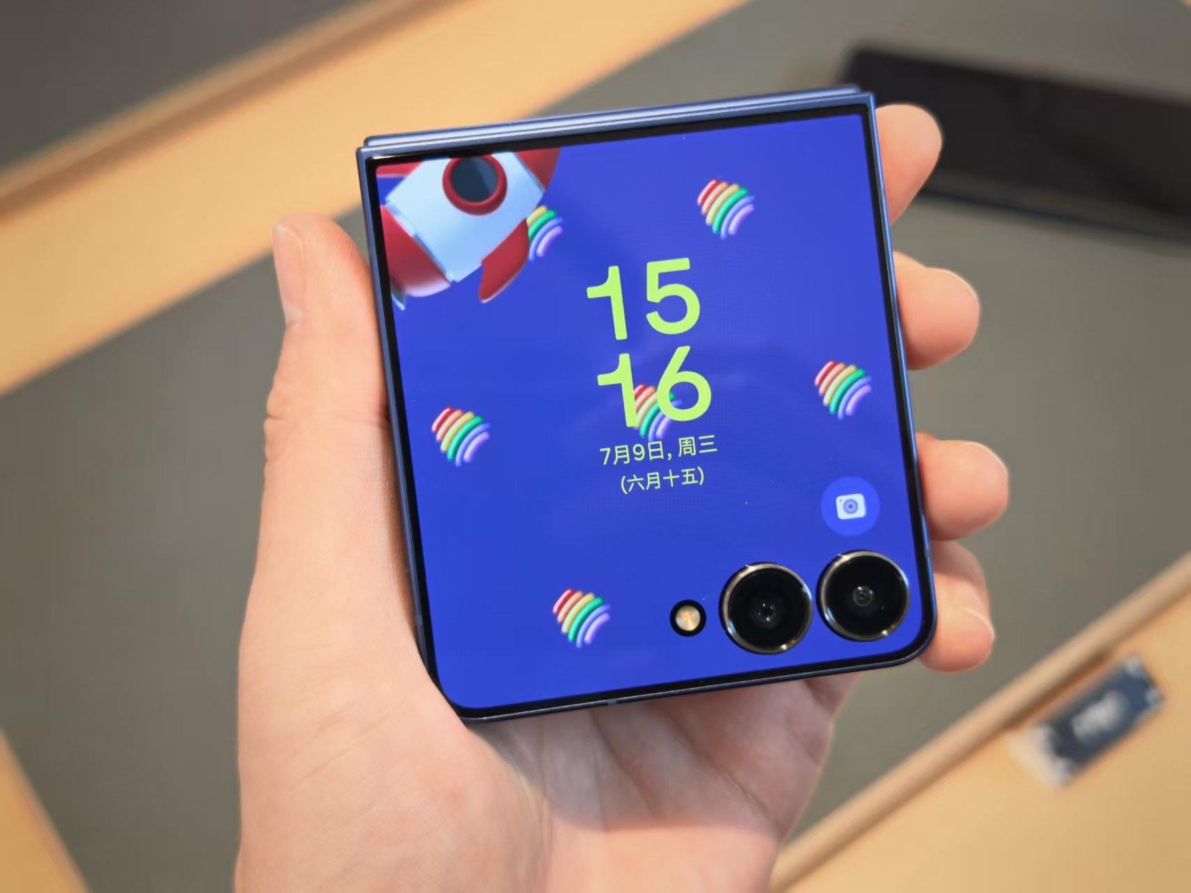 全球首發(fā)體驗！三星折疊屏Galaxy Z Fold7上手：太輕薄了，AI圈搜萬物