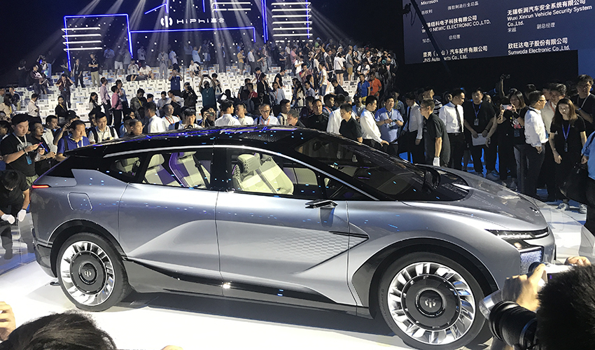 丁磊造车交卷！华人运通首款量产车亮相 外形炫酷能跑600公里