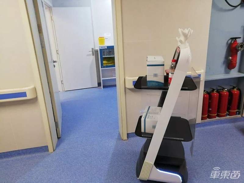 低速无人车集体上阵抗疫！扫地杀毒测体温，送药送菜真暖心