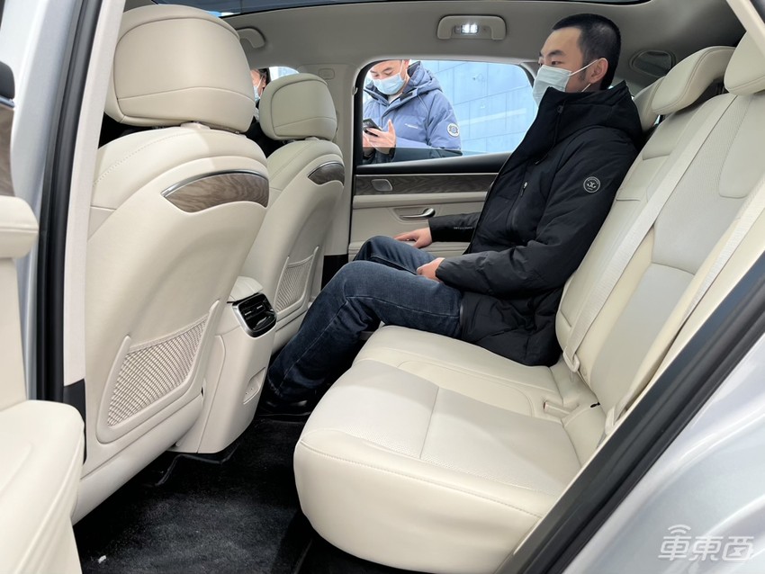 华为鸿蒙汽车北京开卖!店内人满为患,两天卖出去7台