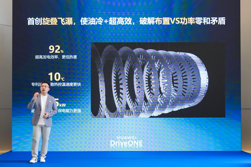 小鹏华为联合上新！X9增程车首发华为DriveONE下一代增程发电机