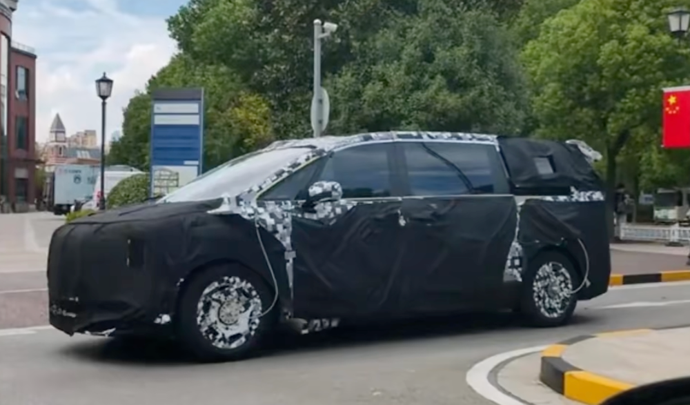 鸿蒙智行又一超豪车型曝光!或对标劳斯莱斯库里南