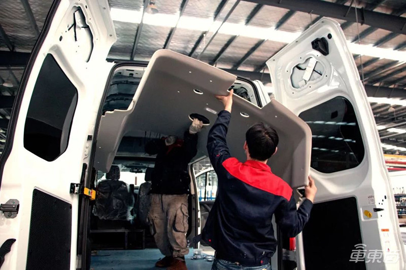 低速无人车集体上阵抗疫!扫地杀毒测体温,送药送菜真暖心