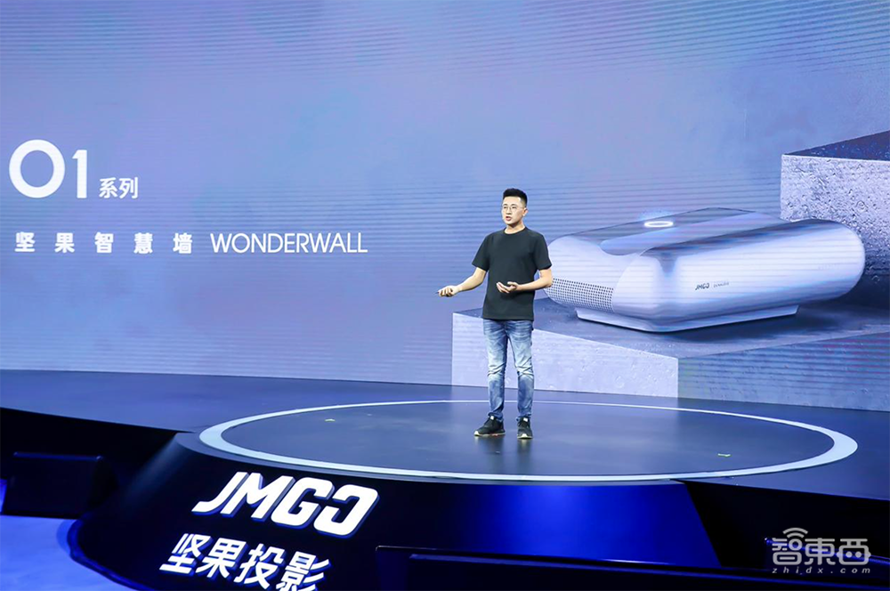 坚果投影推智慧墙O1!27cm超近距放映,支持画面实时自调整