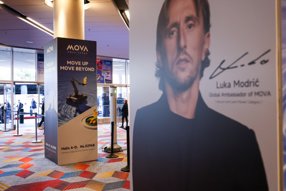 扫地机器人,卷“上天”了