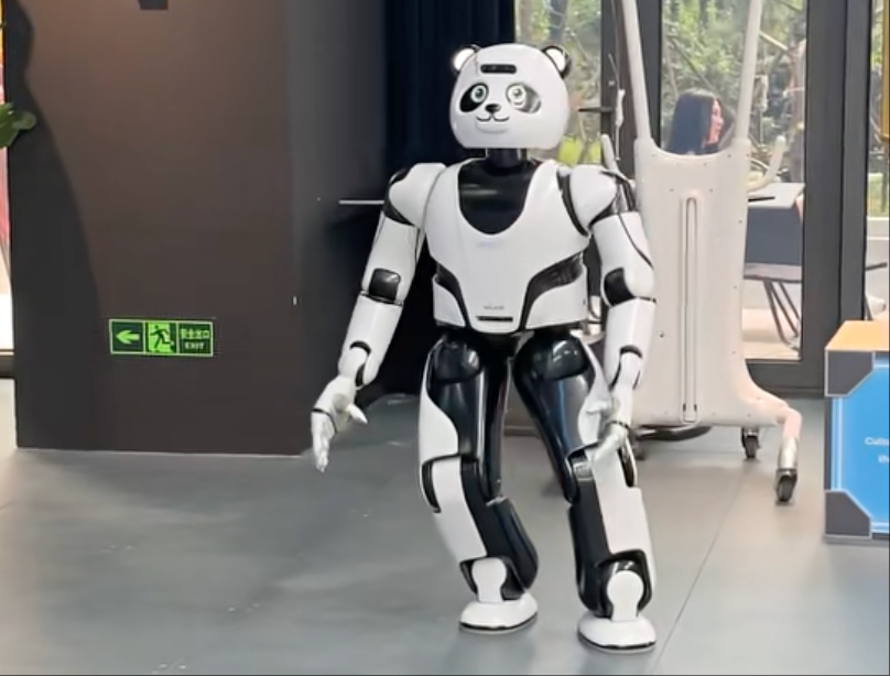 探访全球首家具身智能机器人4S店！超50款机型看花眼，还有机器人协作餐厅