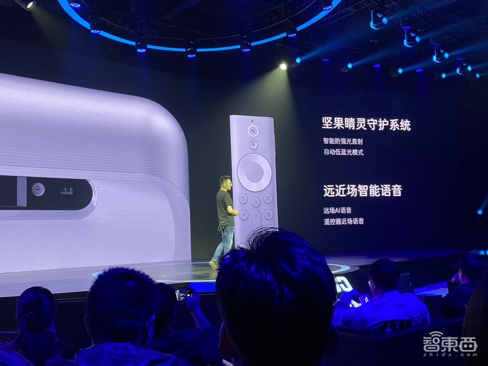 坚果投影推智慧墙O1！27cm超近距放映，支持画面实时自调整