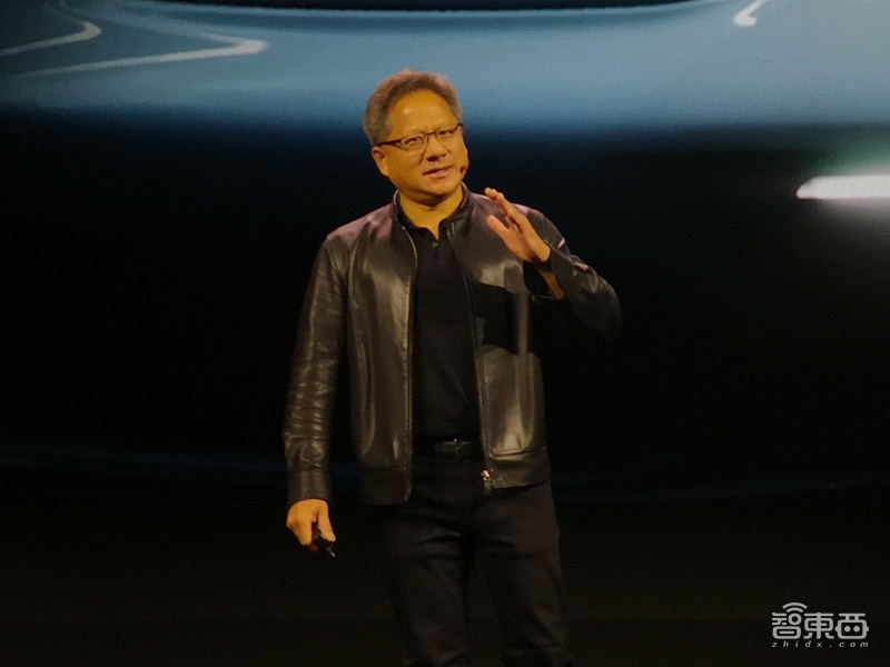 黄仁勋现场秀AI跳舞！联合美团打造无人外卖车