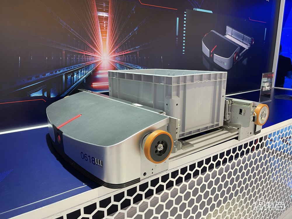 邓丽君现场“复活”！130只机器狗群舞，世界机器人大会7大亮点揭秘