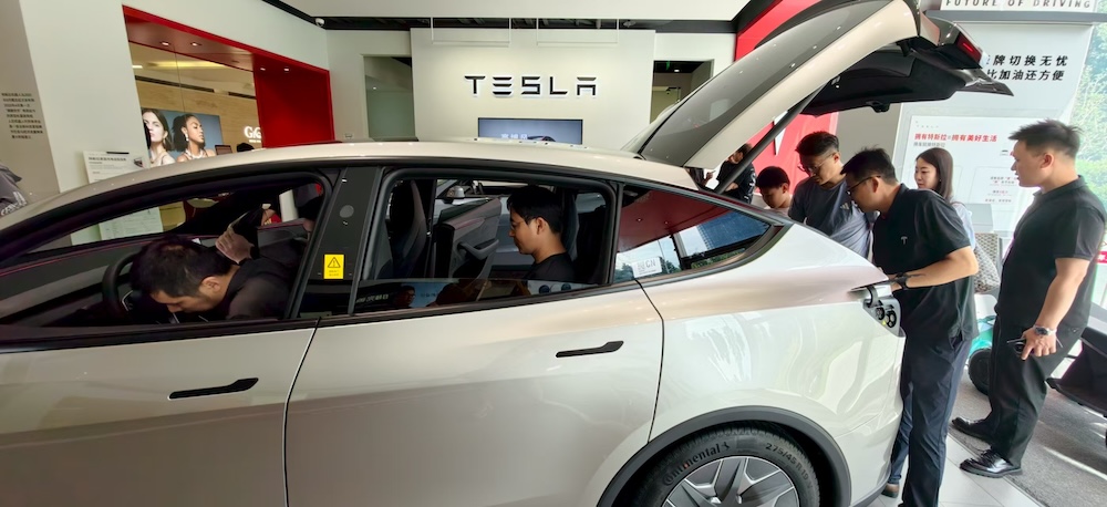 特斯拉Model Y L卖爆了！6天卖空一个月产能，工作日顾客挤爆门店，暴雨还来看车