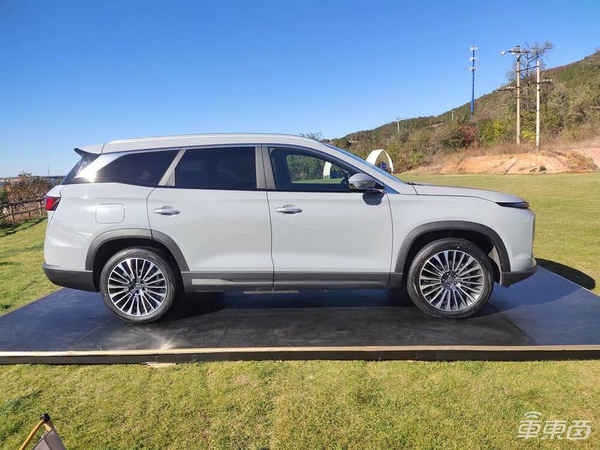 捷途山海L9静态体验：标配8155芯片，空间表现良好