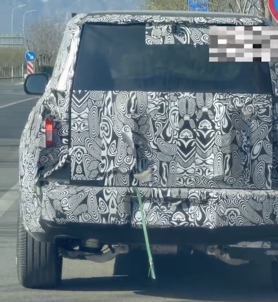 “鸿蒙智行版路虎”要来了！疑似首款方盒子车谍照曝光，或秋季上市