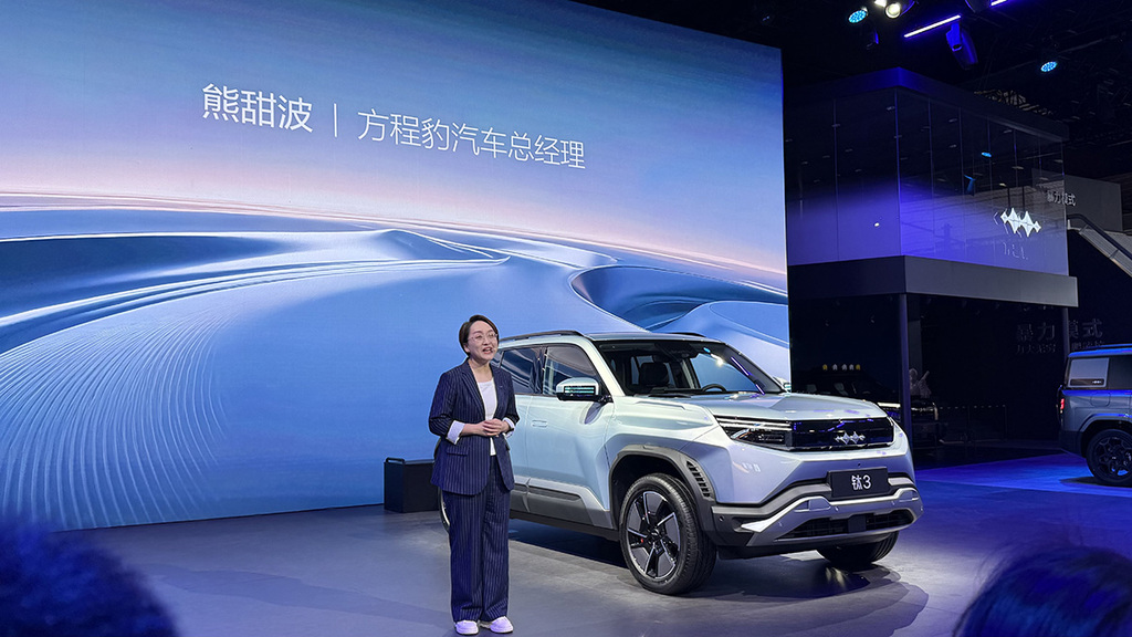 方程豹钛3“变脸计划”来了，成都车展现场两分钟换脸