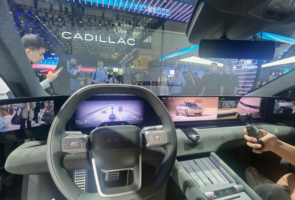 上海车展首日：雷军没来小米展台仍爆满，余承东预言新车“大爆”，何小鹏忙着遛“人”