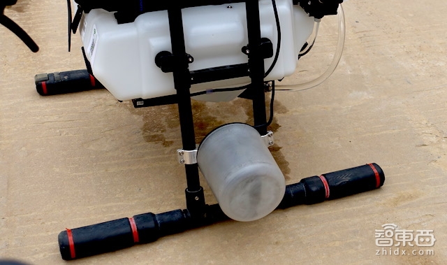 特写:无人机下乡三年 海归植保队征服5万亩果园