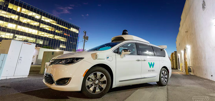 美国试乘谷歌无人出租：前排没司机，还会躲鸽子