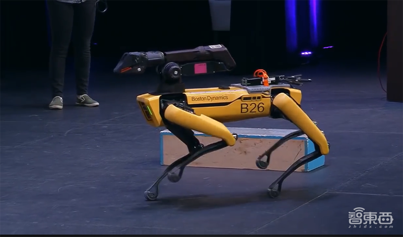 波士顿动力SpotMini量产版首秀!新皮肤、无死角摄像头,首批将造100台