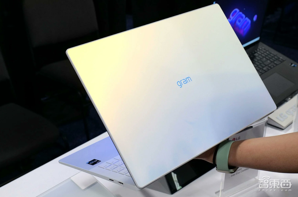 CES火爆开幕！屏幕花式折叠、汽车变色发光、元宇宙暴风炫技