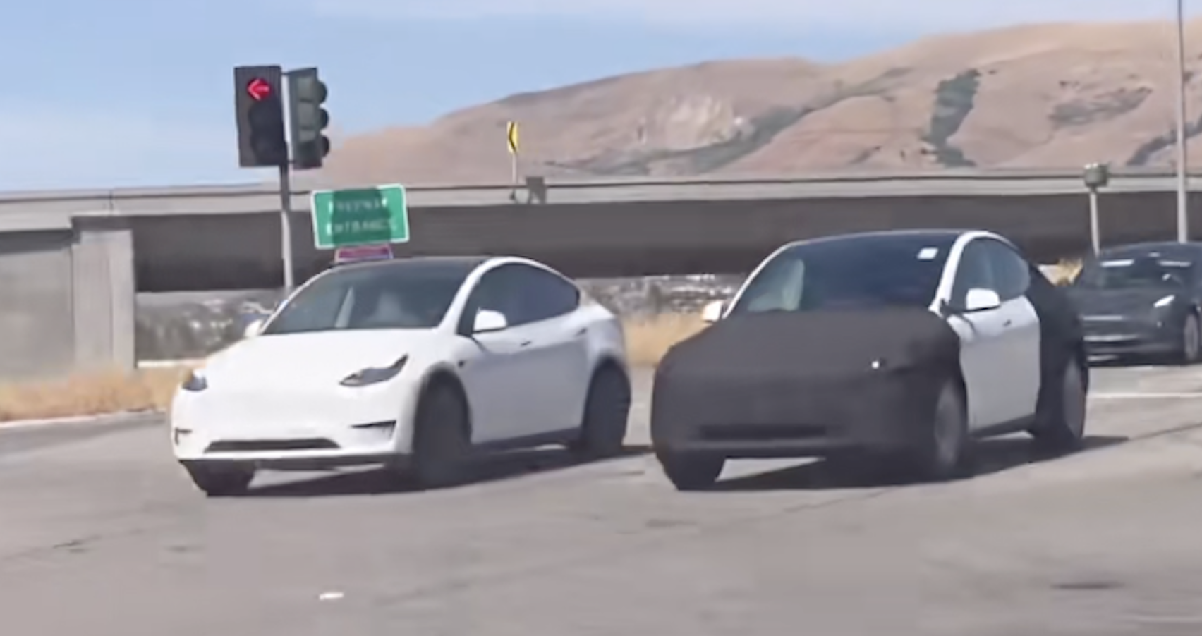 特斯拉Model Y廉价版来了！减配超10项，网友辣评：毛坯房变茅草屋