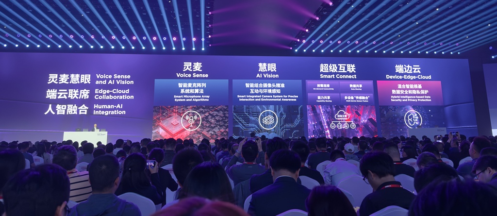 联想推出多个超级智能体，秀全球首款卷轴屏AI PC，人形机器人现场打太极