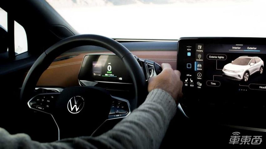 尴尬！大众汽车董事长股东大会被扔蛋糕，遭灵魂三问