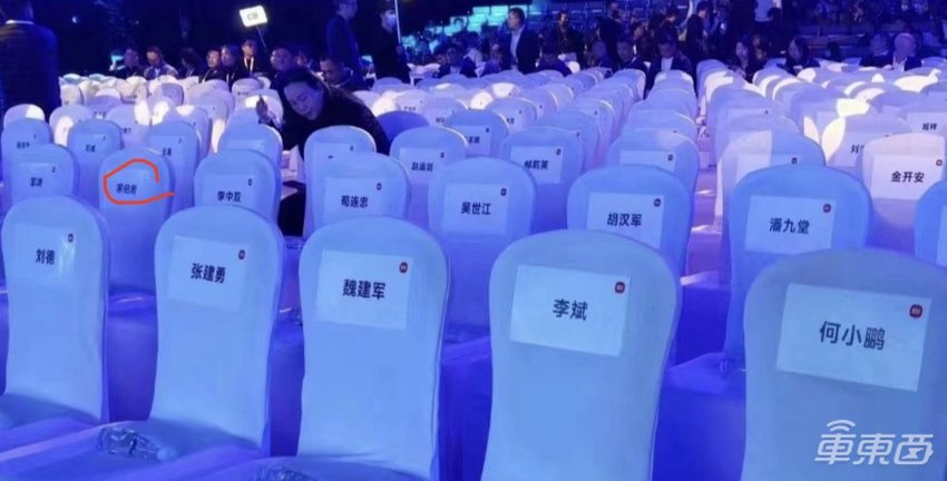 雷军一夜封神！SU7全年产能卖光，高管连夜回厂加班！黄牛纷纷开抢