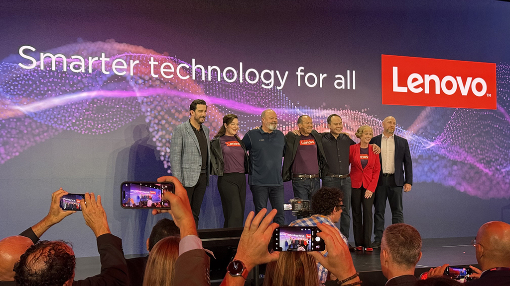 提前实现苹果创意？联想可摇头电脑底座等多款AI设备发布