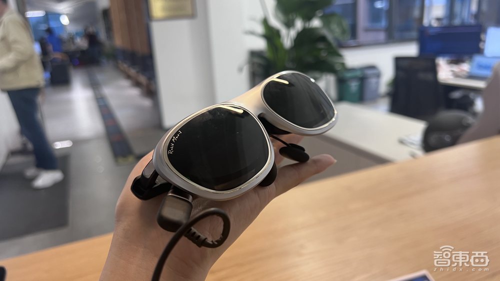 一手體驗(yàn)Rokid新品！蘋(píng)果空間計(jì)算的軟肋，被這家中國(guó)AR龍頭打成王牌