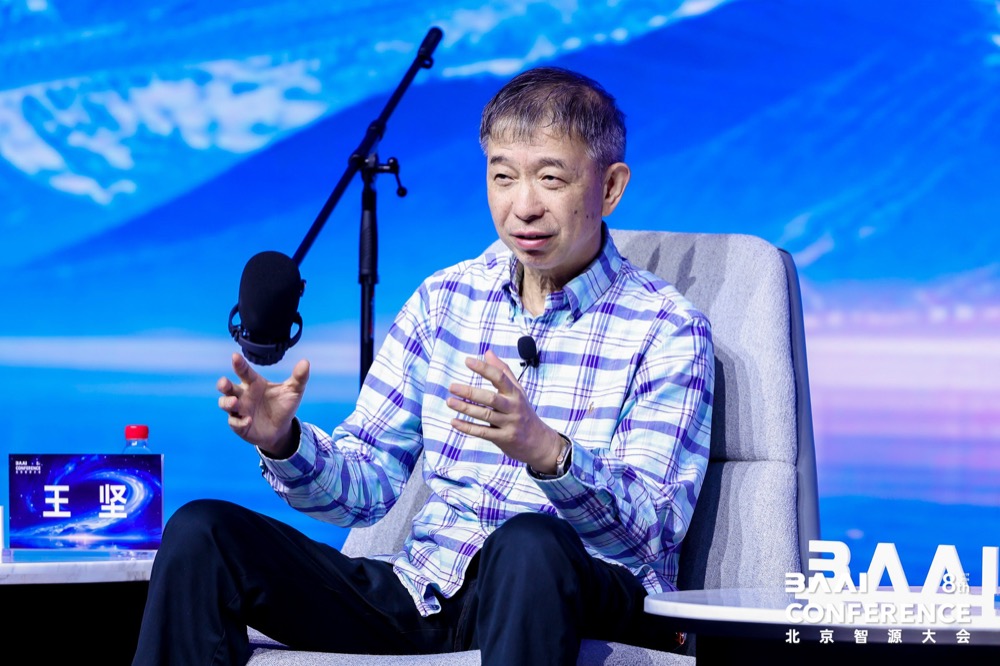 200+AI专家集结北京，共议世界模型、智能体、具身智能等话题，这届智源大会释放什么信号？