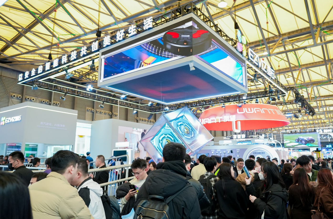 刚刚，萤石AWE亮出首个“蒸汽洗地”机器人，自研黑科技拉满，AI大模型成杀手锏