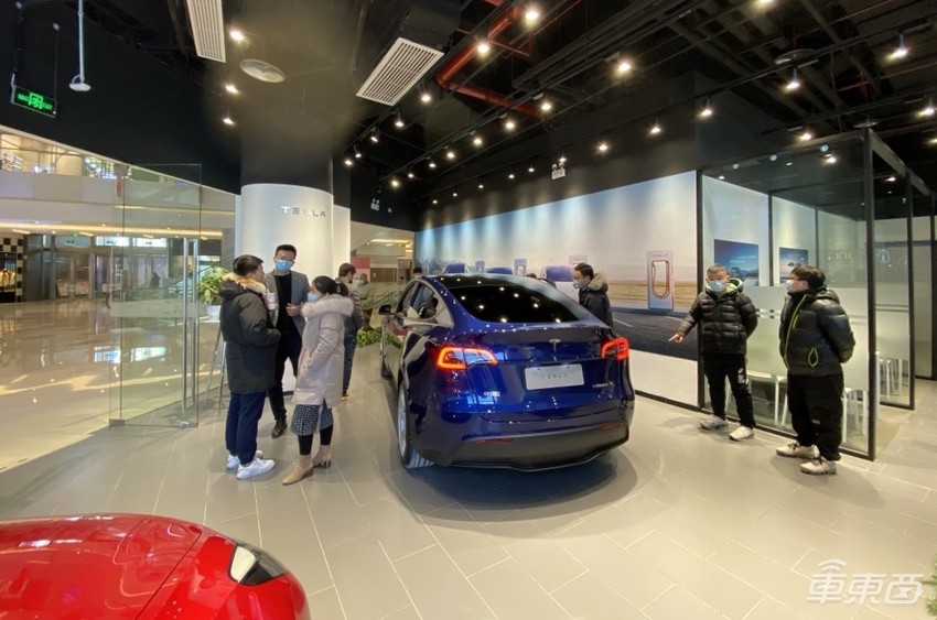 特斯拉Model Y有多火？每小时卖出200台，门店都挤爆了