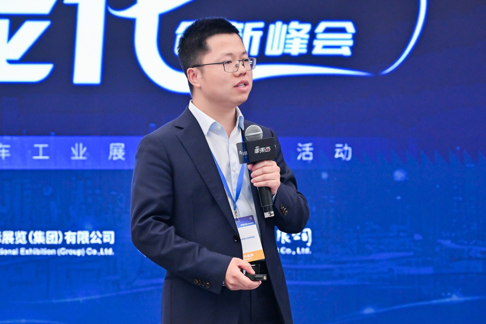 中国汽车产业掀起“AI革命”！汽车智能化创新峰会观点交锋，18位大咖共话智能化下半场
