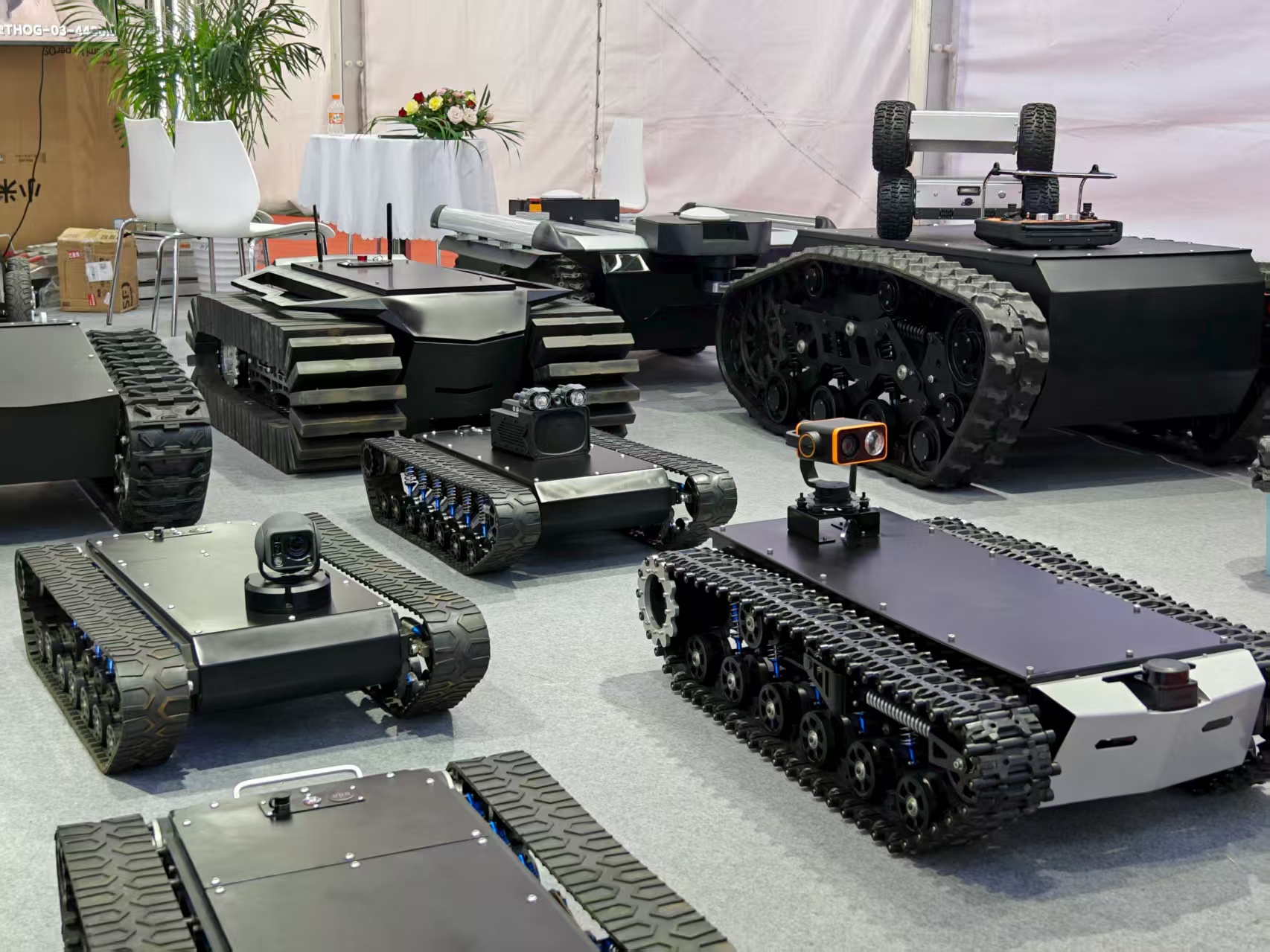 最贵97万搬回家,人形机器人天团涌入北京!暴走2万步玩命逛完,亮点都在这了