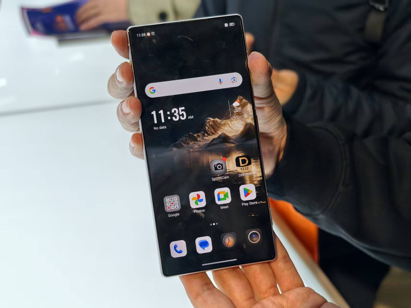 暴走两万步逛遍中国版CES！AI养龙虾、人形机器人火爆，追觅手机上手